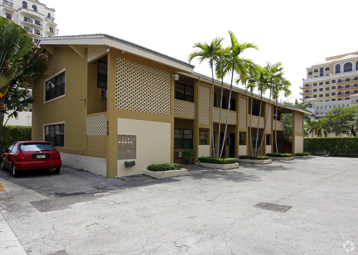 Building Photo - 220 Madeira Ave