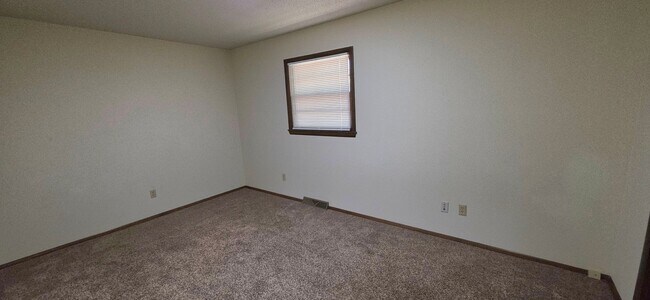 Building Photo - 2 Bedroom House! Yard Care Included!  $895!