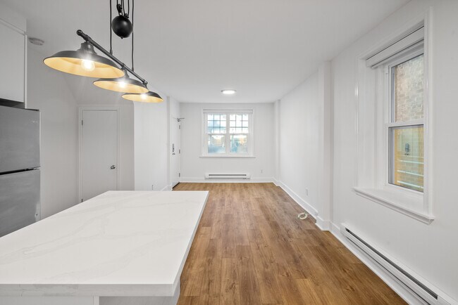 Photo du bâtiment - 2461 Queen St E