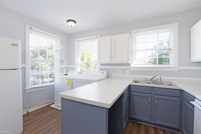 Building Photo - 2 br, 1 bath Duplex - 2 North Carlen Street b