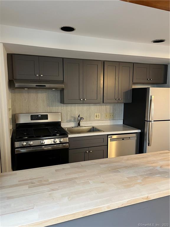Foto del edificio - 47 Iroquois Rd