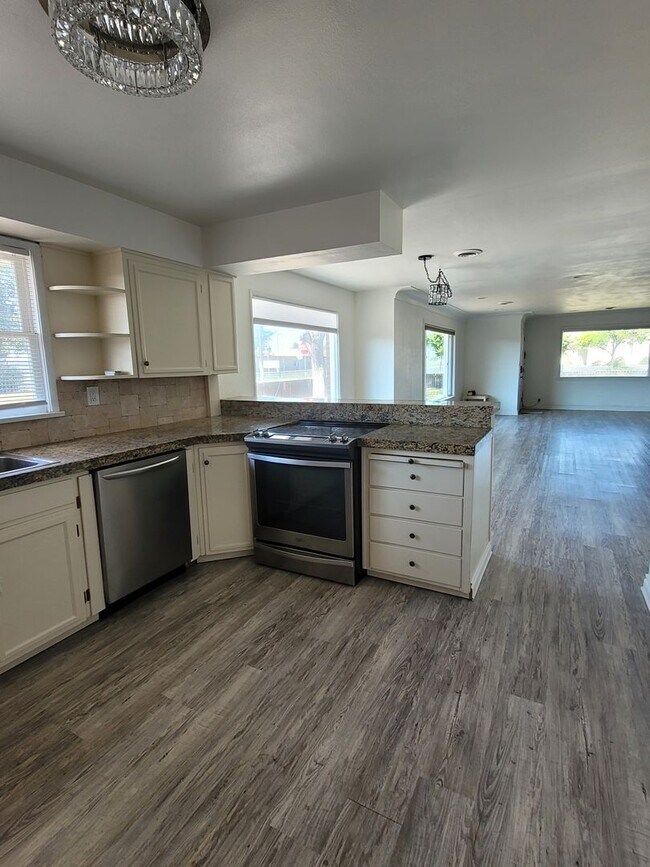 Building Photo - Large Home Close to Schools & Pet Friendly