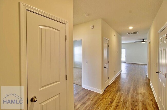 Foto del edificio - 805 Meloney Dr