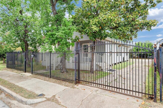 Foto del edificio - 2333 Lidstone St