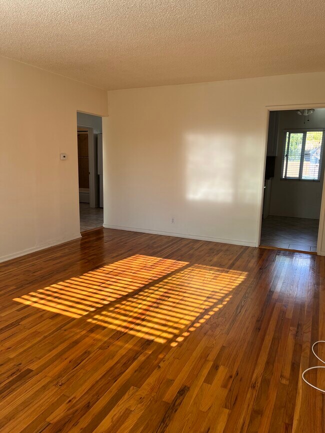 Sala de estar - 4074 Rosabell St