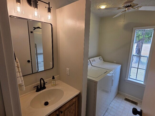 Building Photo - 57 Benchmark Dr