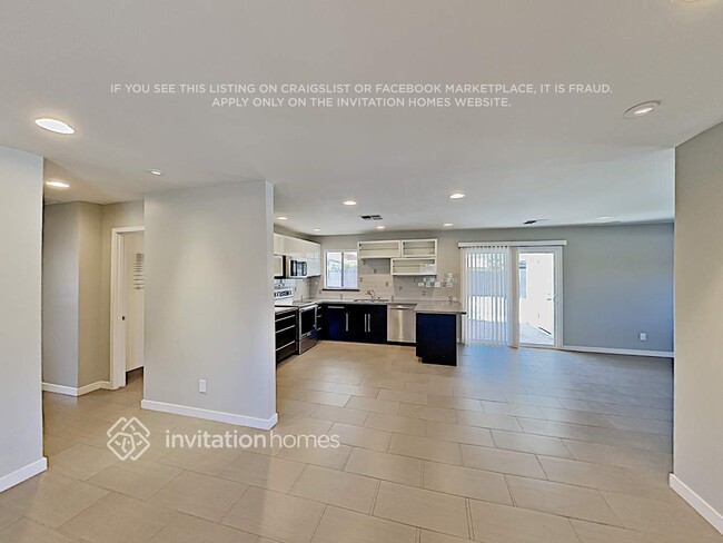 Building Photo - 1117 E Alameda Dr