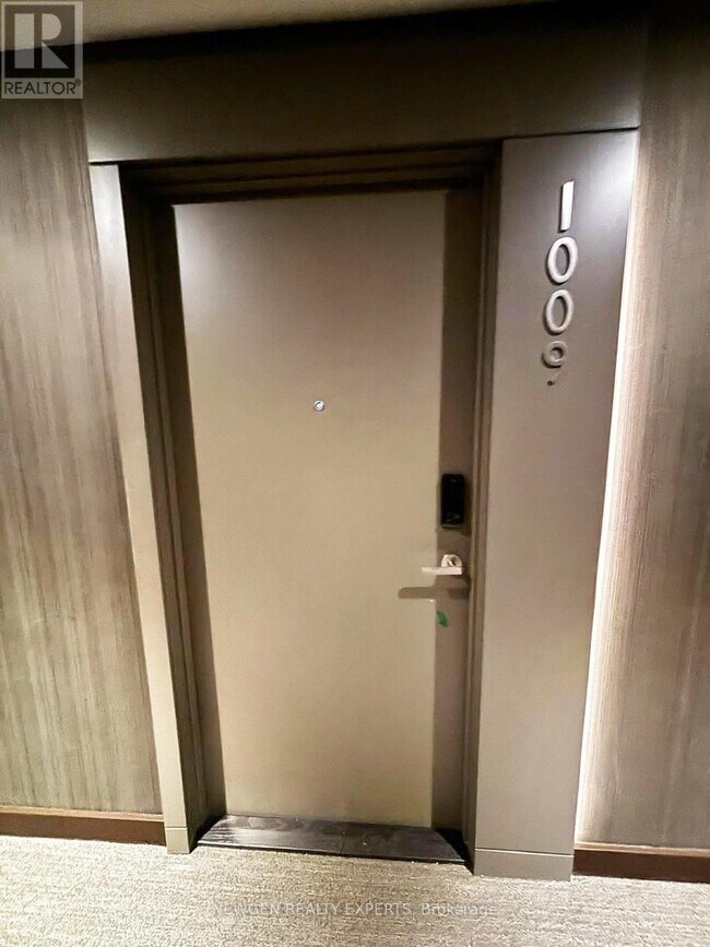 Building Photo - 448 Burnhamthorpe Rd W