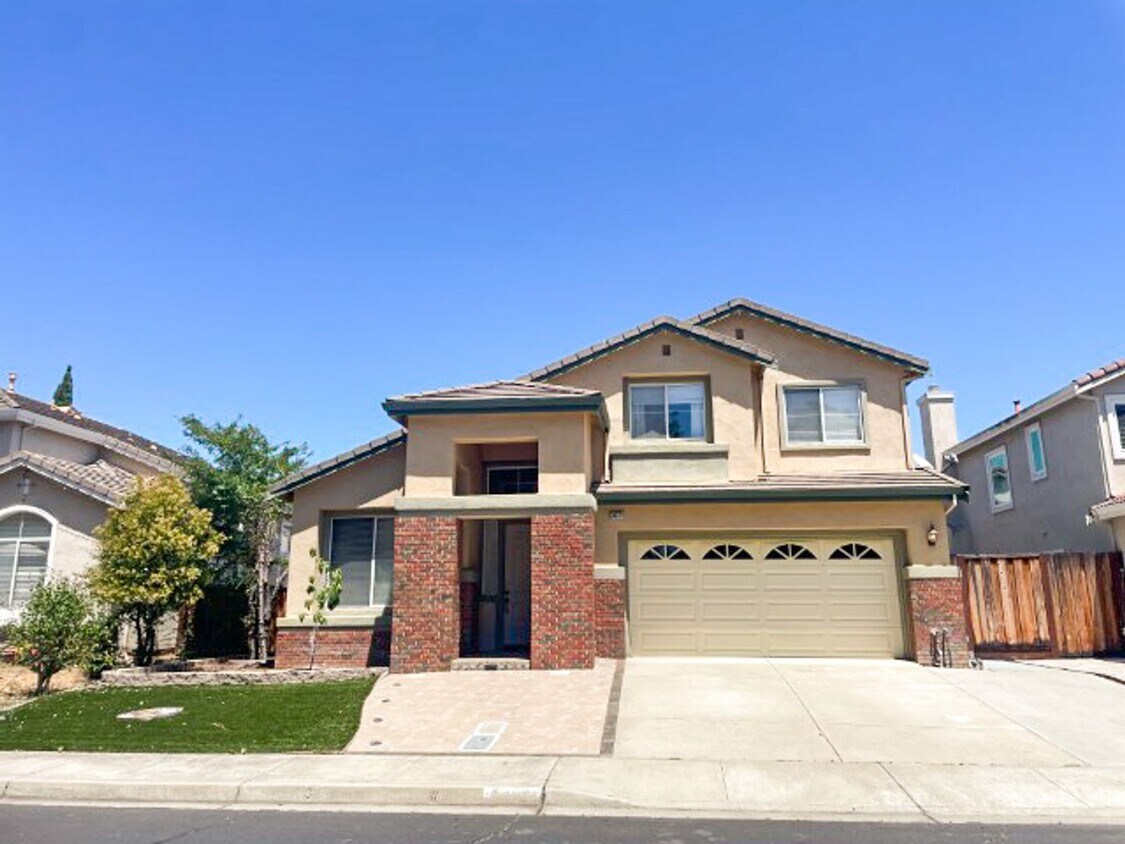 Primary Photo - Stunning 4-bedroom 3 bathroom 2114sqft hom...