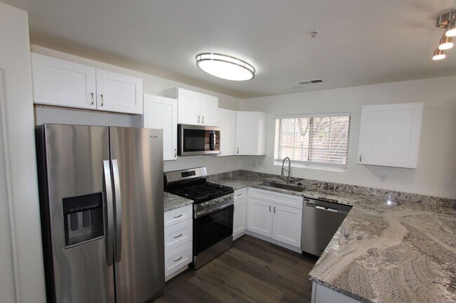 Foto del edificio - $300 Move-In Special | Remodeled End-Unit Townhome in Village at Elk Run