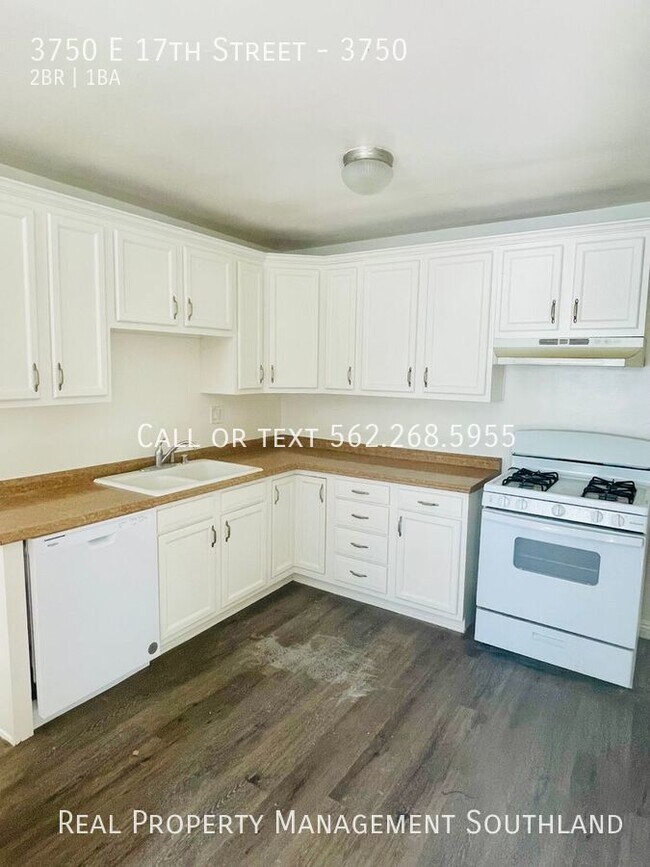 Building Photo - Remodelled Two Bed One Bath with Garage at...