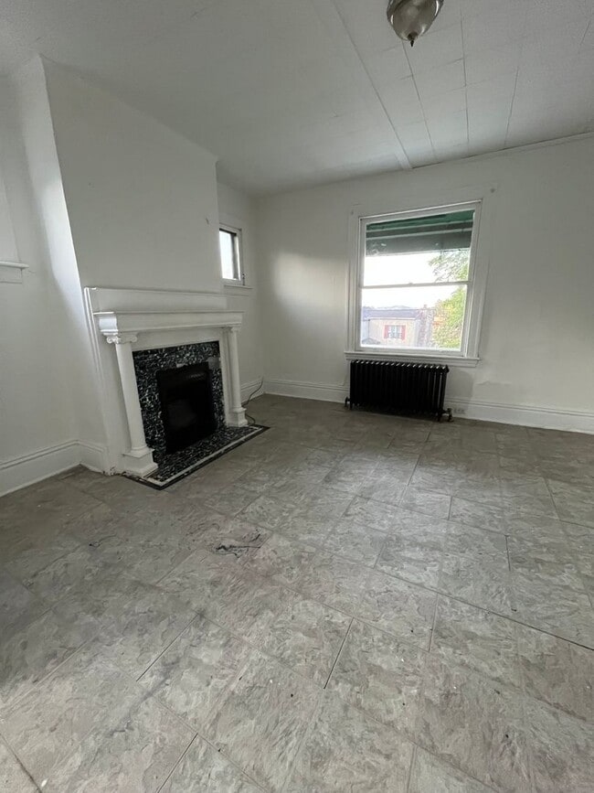 Building Photo - Five Bedroom House