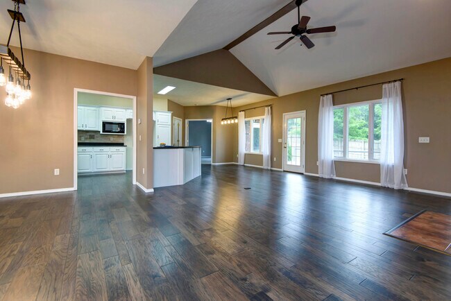Building Photo - 605 Curry Ave