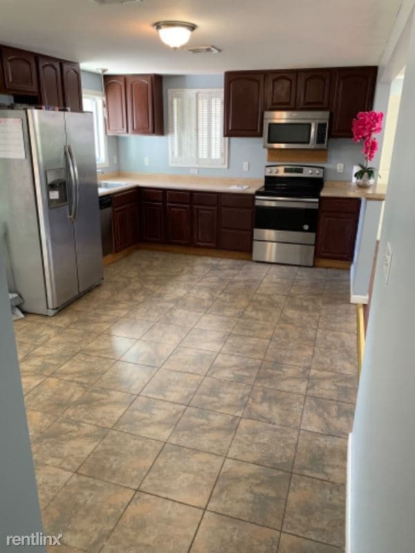 Building Photo - 4 br, 3 bath House - 33 Greenfield St