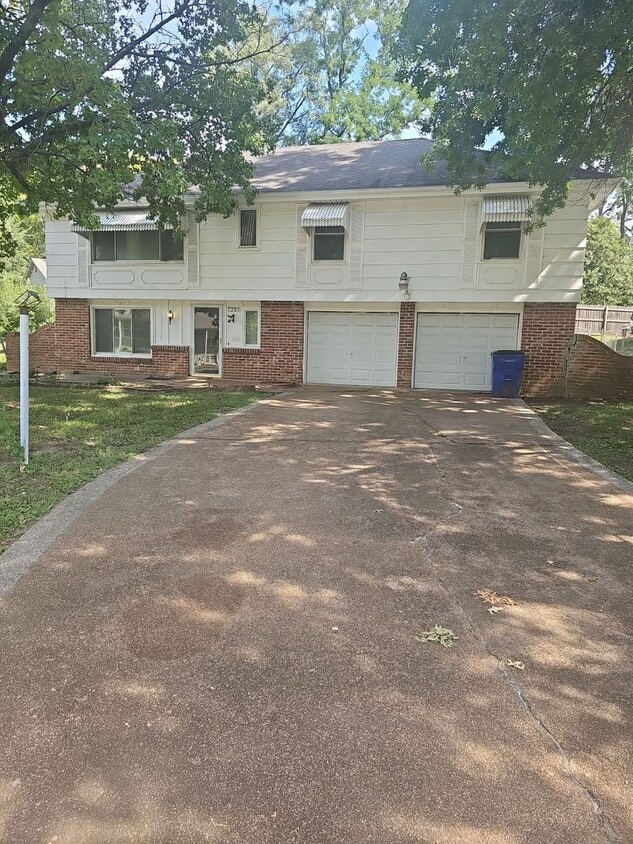 Building Photo - COMING SOON!! Raytown  Large SF House