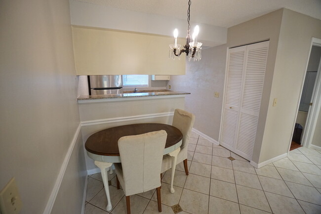 Foto del edificio - Charming 2-Bedroom, 1-Bath Condo in South ...