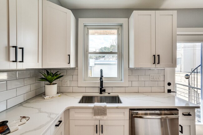 Foto del edificio - 1427 W Virginia Ave NE