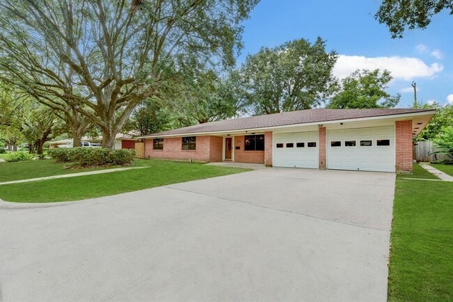 Building Photo - 803 Rosewood Dr
