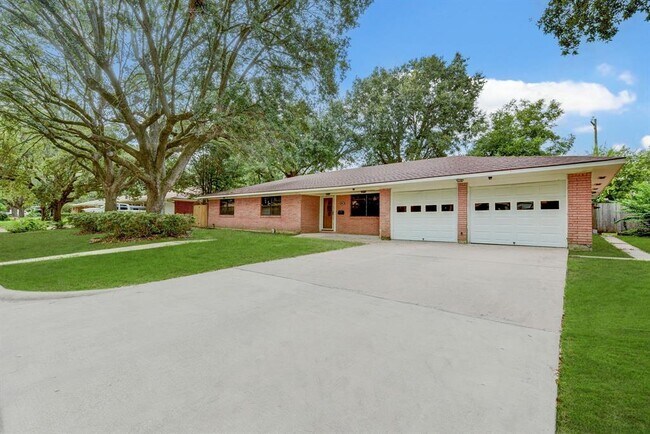 Foto del edificio - 803 Rosewood Dr