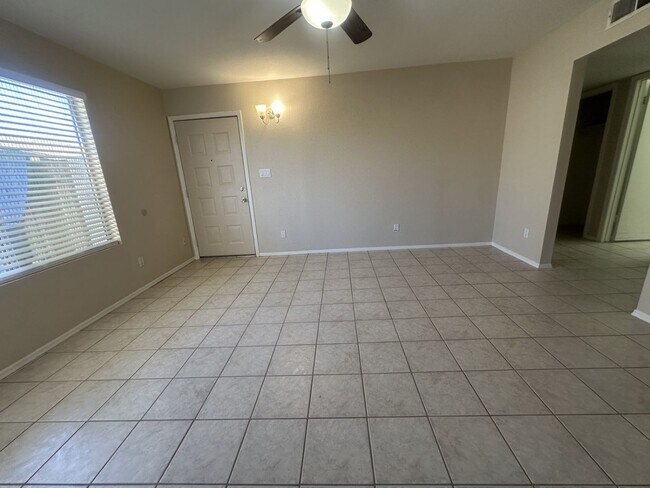 Foto del edificio - 1349 E Palmdale Dr