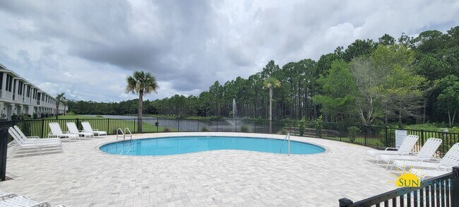 Foto del edificio - Luxury 3 Bedroom Townhome in Kara Lake Community!