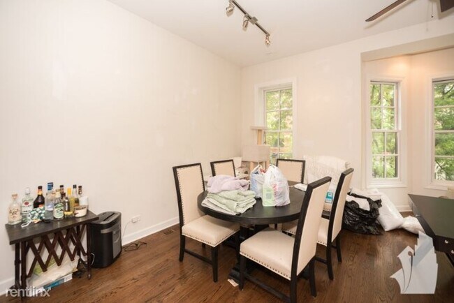 Foto del edificio - 1746 W Division St