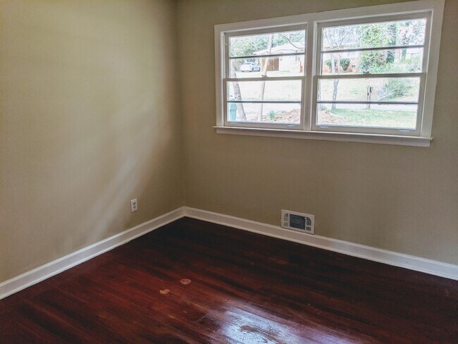 Building Photo - 905 Cone Rd