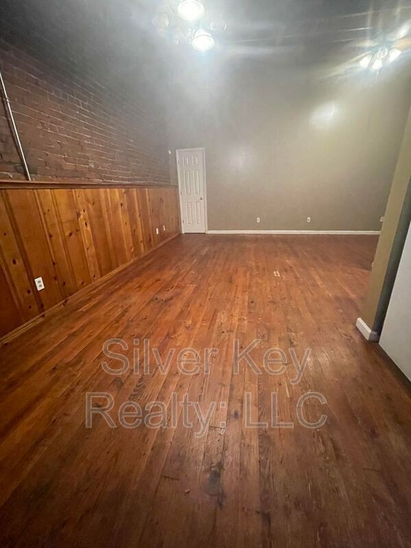Building Photo - 217 E Washington Ave