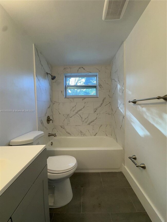 Building Photo - 2401 SW 17th Ave