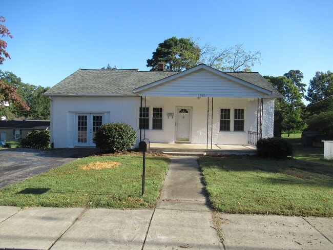 Building Photo - Check out this beautifully renovated white...