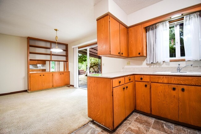 Building Photo - Charming 3 Bedroom 2 Bath Home with Large ...