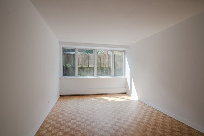 Building Photo - 900 Av. Rockland