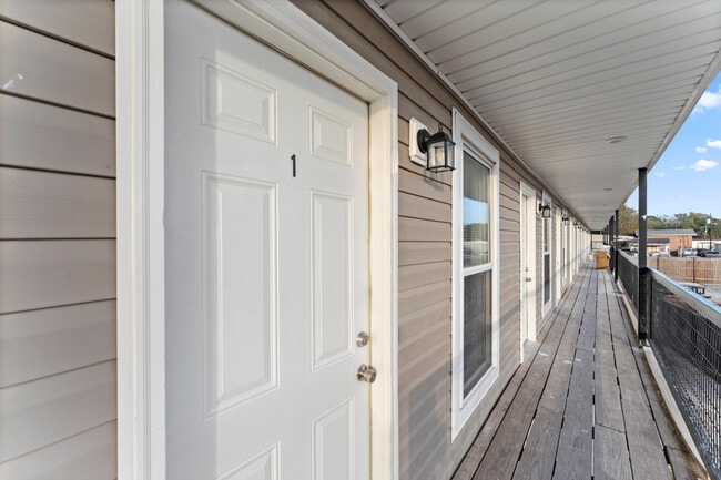 Front - 103 N Scanlan St