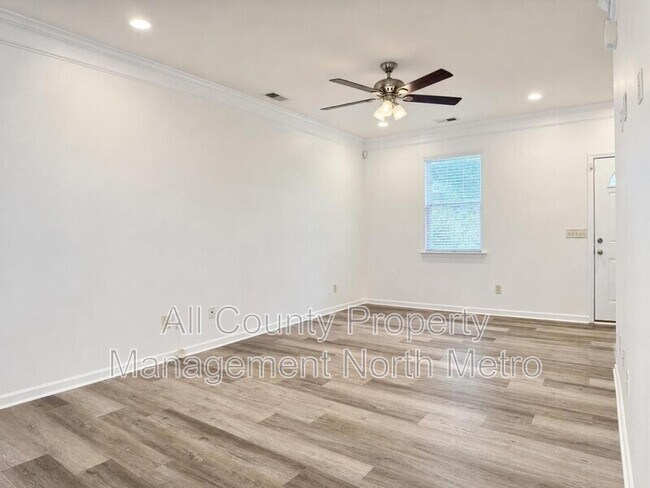 Building Photo - 417 Village View