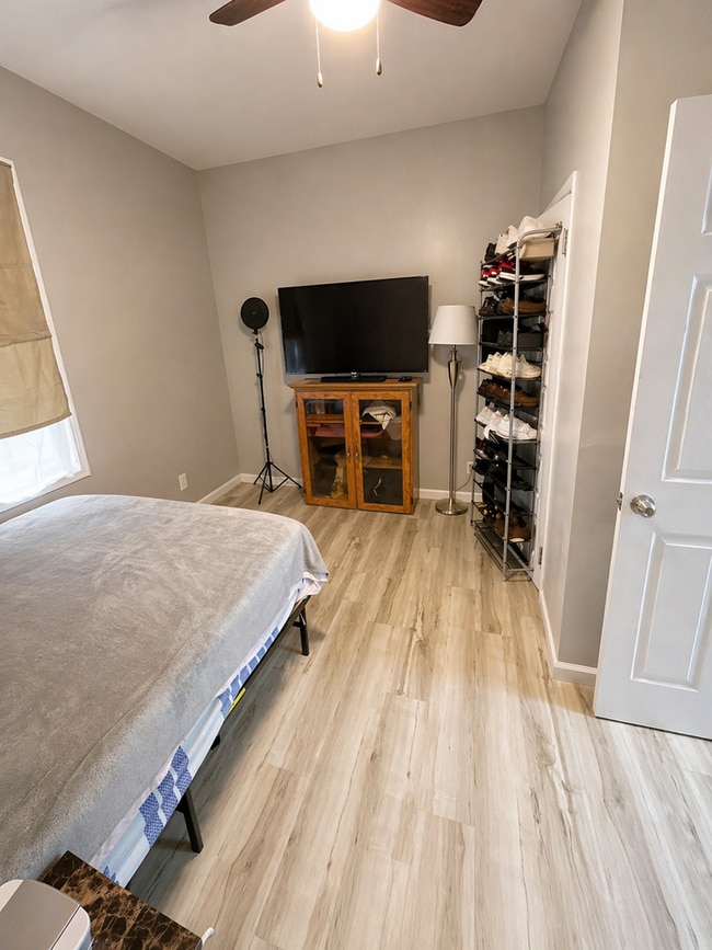 Building Photo - 906 North 6th Ave E