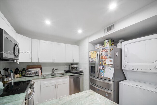 Building Photo - 1450 Brickell Bay Dr