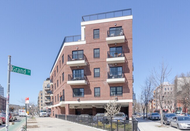 Building Photo - 460 Grand St