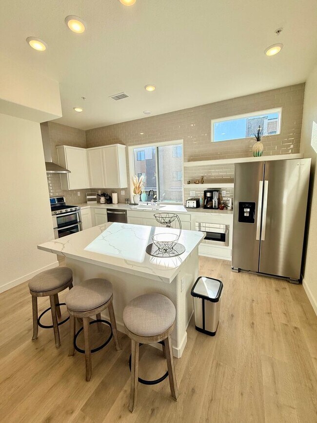 Foto del edificio - Elegant Riverside Escape — New Townhome St...