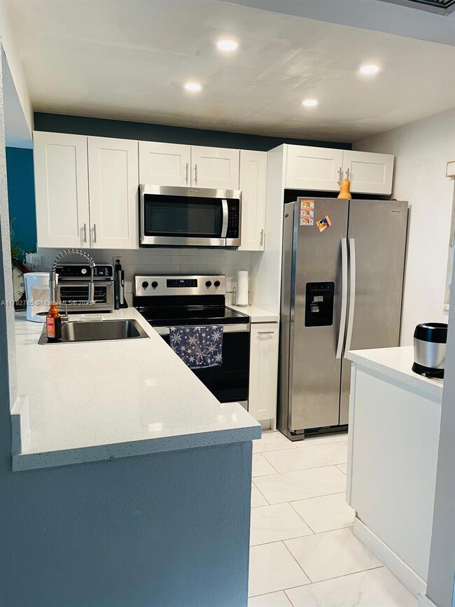 Building Photo - 9430 Poinciana Pl