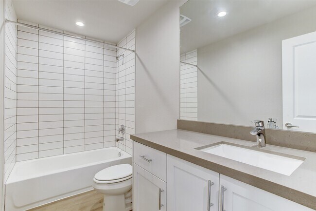 Building Photo - 645 E 11th 1/2 St
