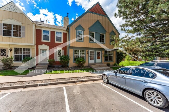 Building Photo - Spacious Townhouse with Central AC and Was...