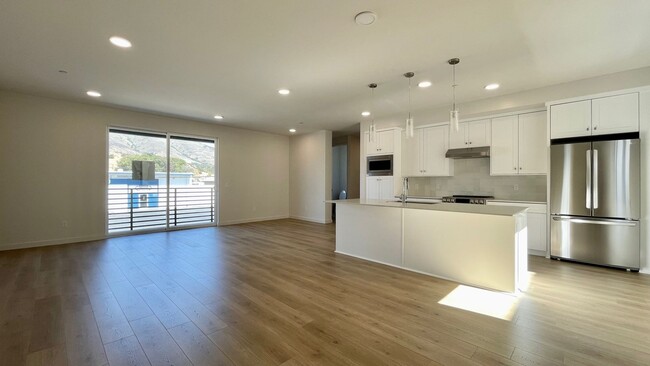 Building Photo - Newer Construction Luxury Townhouse near D...