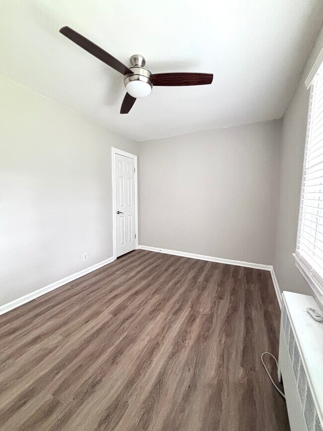 Foto del edificio - 1700 Roslyn Dr