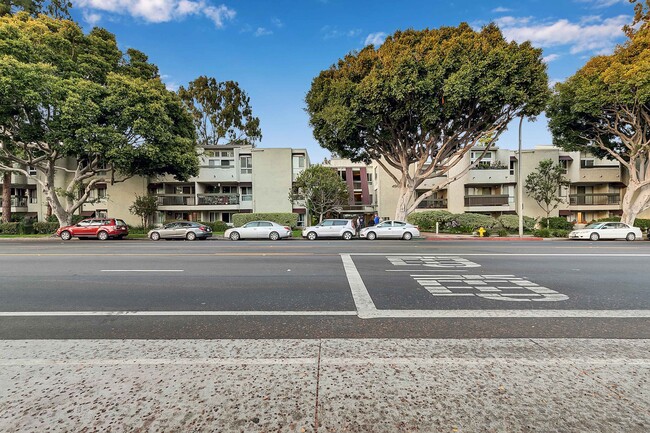 Foto del edificio - 4900 Overland Ave