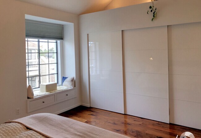 Foto del edificio - Rare 3 bed 2 bath Townhome available now.