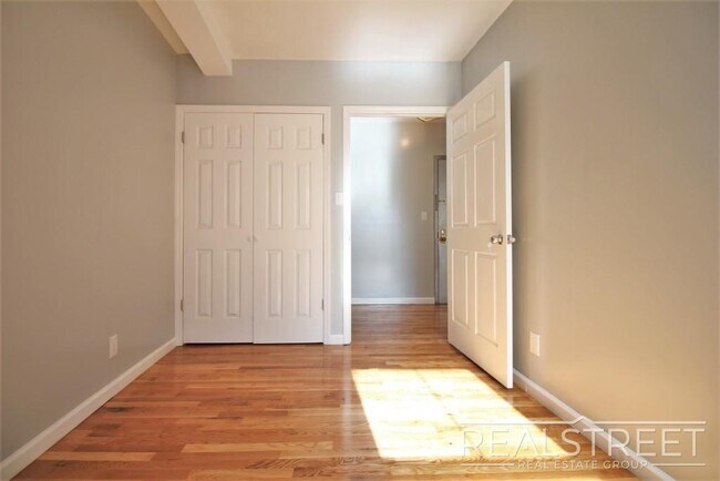 Foto del edificio - Spacious 2 Bedroom in Williamsburg!