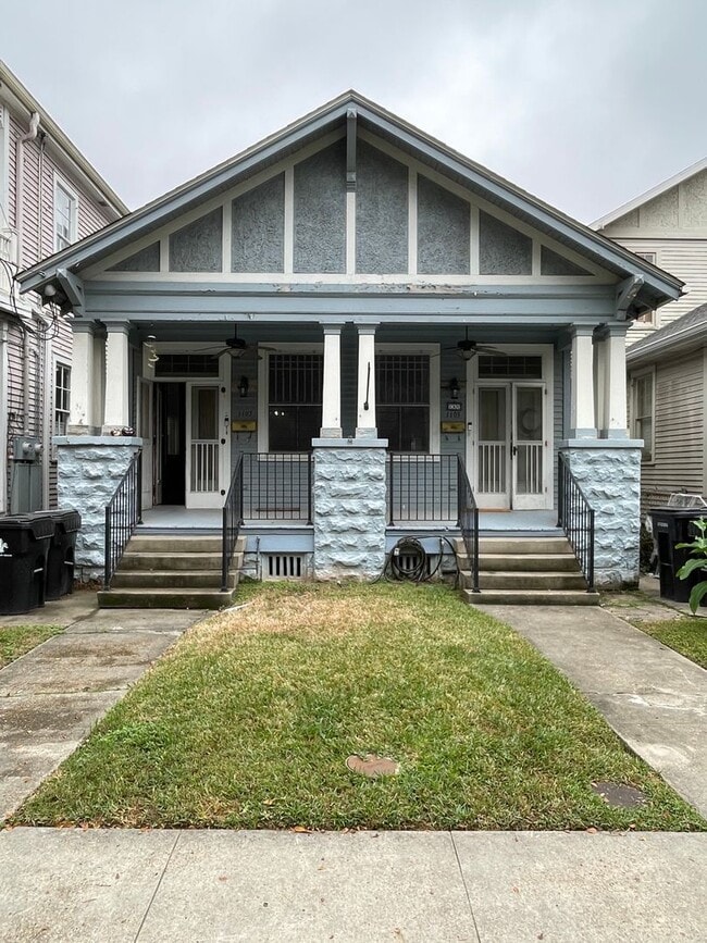 Huge 2BD/2.5BA Uptown, with a Yard, Central Air/Heat, and W/D in Unit - Huge 2BD/2.5BA Uptown, with a Yard, Central Air/Heat, and W/D in Unit Townhome