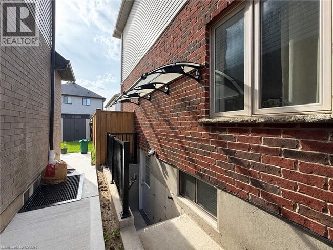 Building Photo - 18 Spachman St