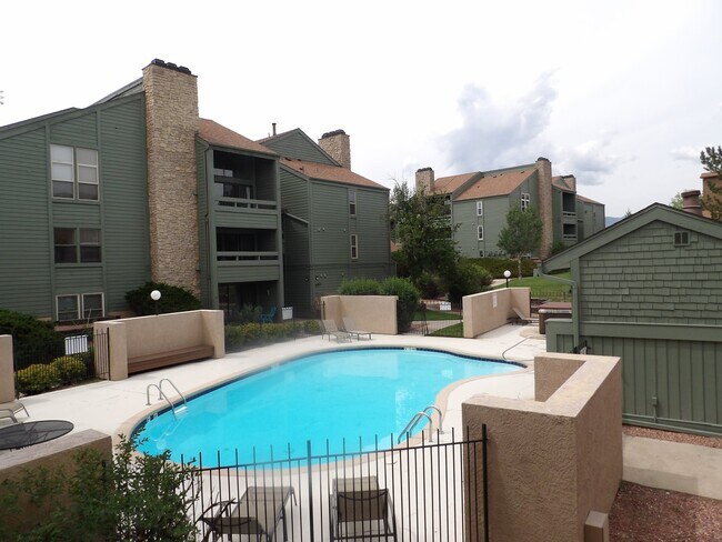 Foto del edificio - 128 W Rockrimmon Blvd