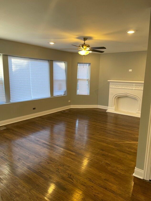 Spacious Front Living Area - 8625 S Euclid Ave